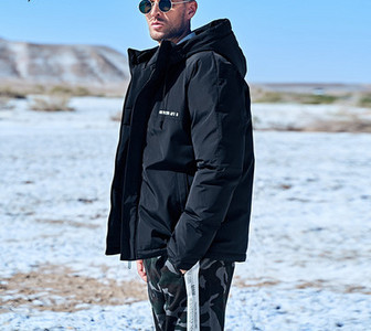 Meeste talvejope kapuutsiga ja musta värvi pealdisega