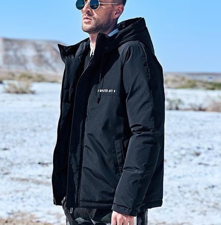 Meeste talvejope kapuutsiga ja musta värvi pealdisega