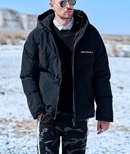 Meeste talvejope kapuutsiga ja musta värvi pealdisega