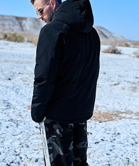 Meeste talvejope kapuutsiga ja musta värvi pealdisega