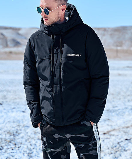 Meeste talvejope kapuutsiga ja musta värvi pealdisega