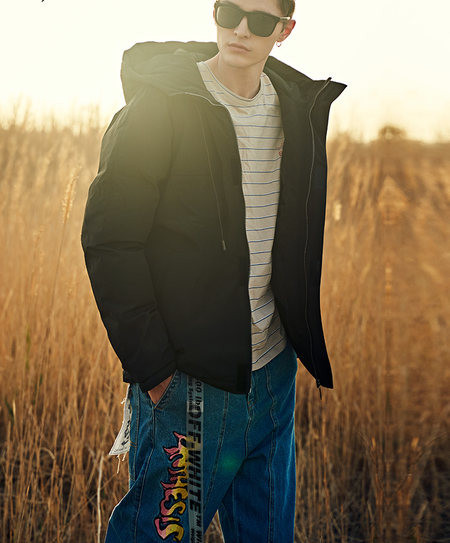 Meeste talvejope kapuutsiga ja musta värvi pealdisega