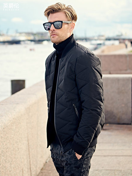 Modern férfi téli kabát ovális nyakkivágással, fekete színben