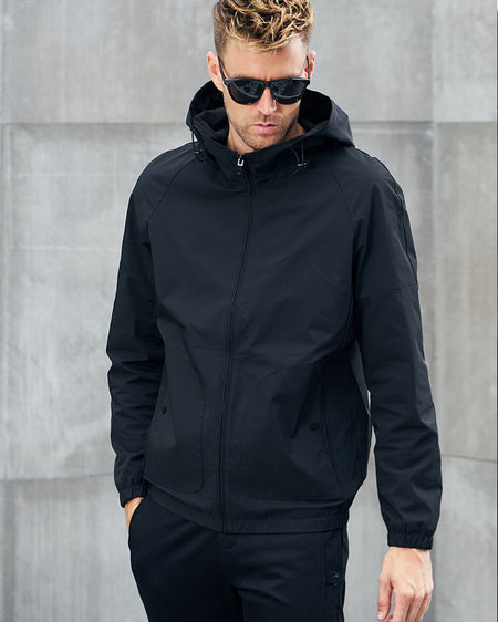 Stílusos férfi kabát kapucnival és cipzárral