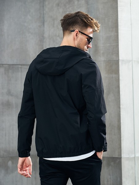 Stílusos férfi kabát kapucnival és cipzárral