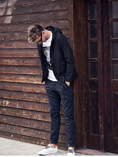 Férfi tavaszi kabát kapucnival