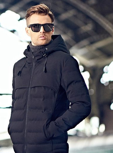 Ανδρικό χειμωνιάτικο μπουφάν με κουκούλα σε μαύρο χρώμα