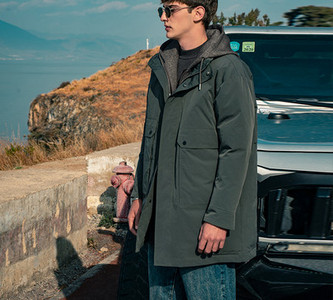 Mindennapi férfi kabát felirattal