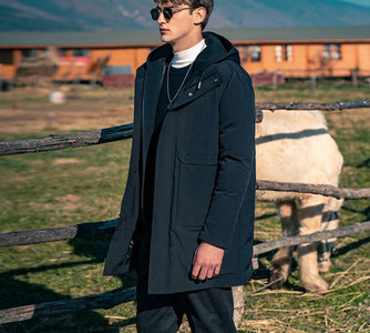 Mindennapi férfi kabát felirattal