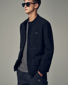 Ανδρικό ανοιξιάτικο μπουφάν με φερμουάρ σε μαύρο και άσπρο χρώμα