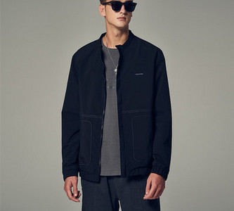 Ανδρικό ανοιξιάτικο μπουφάν με φερμουάρ σε μαύρο και άσπρο χρώμα