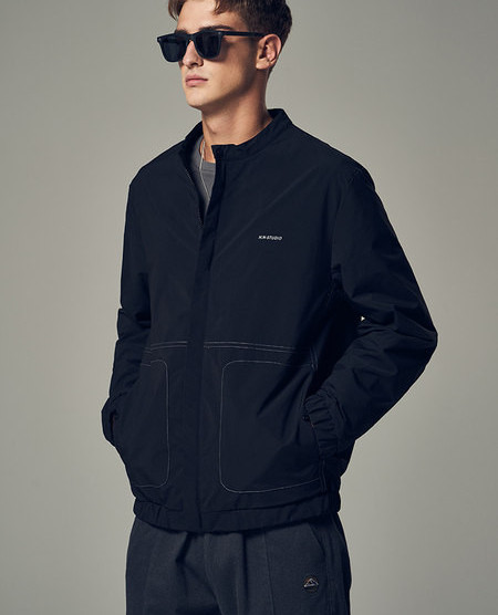 Ανδρικό ανοιξιάτικο μπουφάν με φερμουάρ σε μαύρο και άσπρο χρώμα