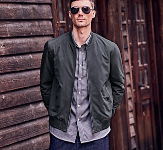 Ανδρικό φθινοπωρινό μπουφάν με φερμουάρ σε τρία χρώματα και φερμουάρ