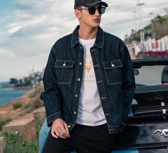 Férfi farmer dzseki gombokkal és zsebekkel