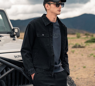 Férfi farmer dzseki gombokkal és zsebekkel