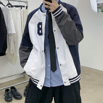 Férfi tavaszi kabát hímzett felirattal és gombokkal