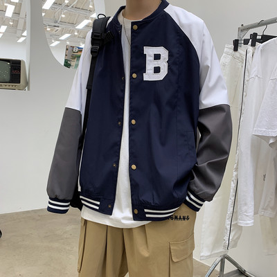 Férfi tavaszi kabát hímzett felirattal és gombokkal