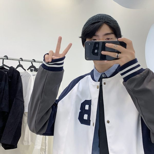 Férfi tavaszi kabát hímzett felirattal és gombokkal