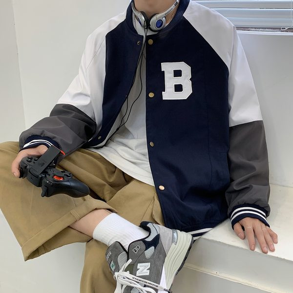 Férfi tavaszi kabát hímzett felirattal és gombokkal