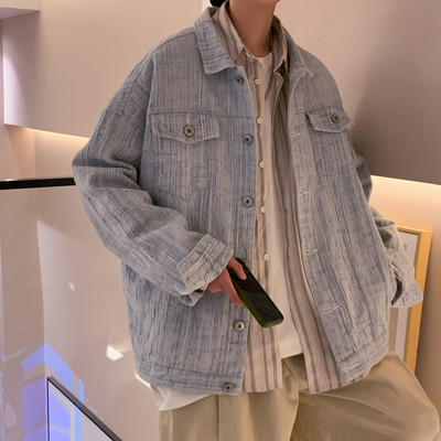 Férfi széles farmerdzseki zsebekkel és gombos rögzítéssel