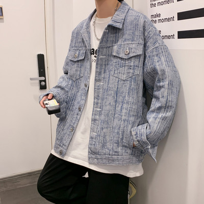 Férfi széles farmerdzseki zsebekkel és gombos rögzítéssel