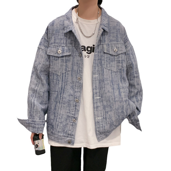 Férfi széles farmerdzseki zsebekkel és gombos rögzítéssel