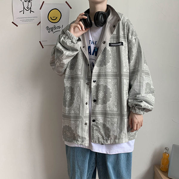 Férfi tavaszi kabát gombokkal