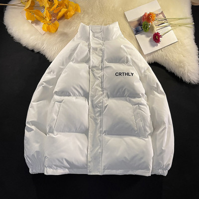 Férfi téli kabát gombokkal és magas gallérral