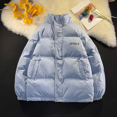 Férfi téli kabát gombokkal és magas gallérral