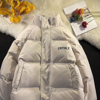 Férfi téli kabát gombokkal és magas gallérral