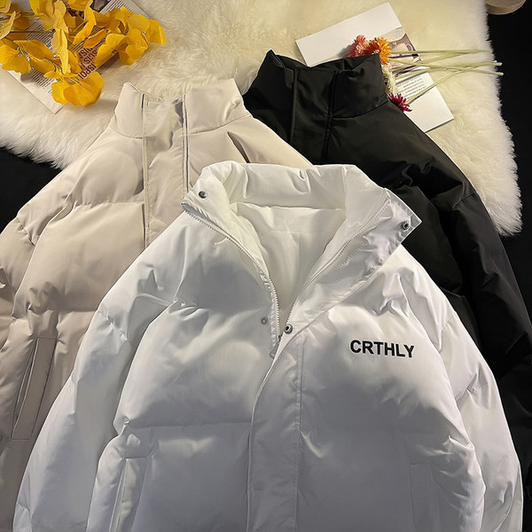 Férfi téli kabát gombokkal és magas gallérral