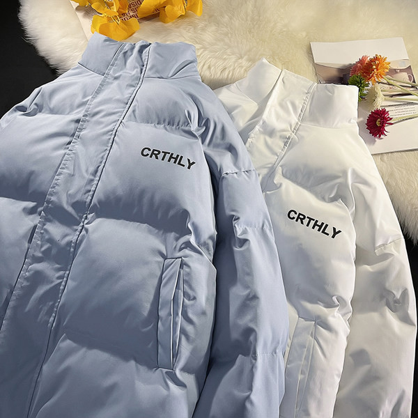 Férfi téli kabát gombokkal és magas gallérral