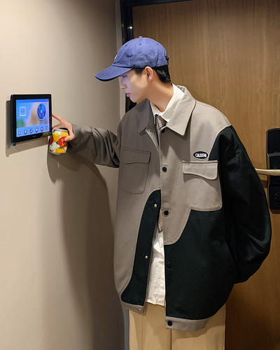 Vékony tavaszi-őszi kabát zsebekkel és gombokkal