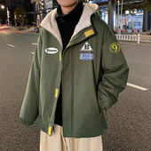 Új modell bélelt férfi dzseki emblémákkal és kapucnival