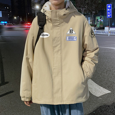 Új modell bélelt férfi dzseki emblémákkal és kapucnival