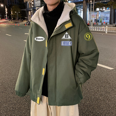 Új modell bélelt férfi dzseki emblémákkal és kapucnival