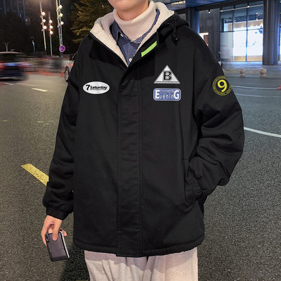 Új modell bélelt férfi dzseki emblémákkal és kapucnival