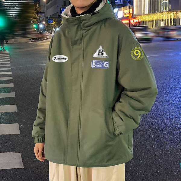 Új modell bélelt férfi dzseki emblémákkal és kapucnival