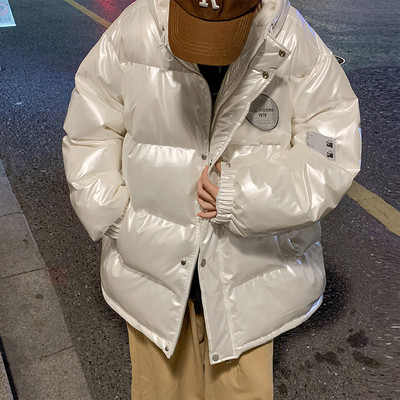 Ingyenes modell férfi kabát kapucnival és emblémával