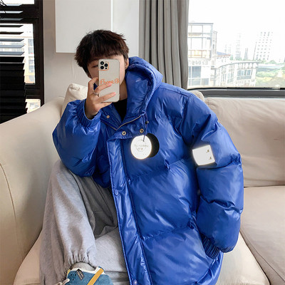 Ingyenes modell férfi kabát kapucnival és emblémával