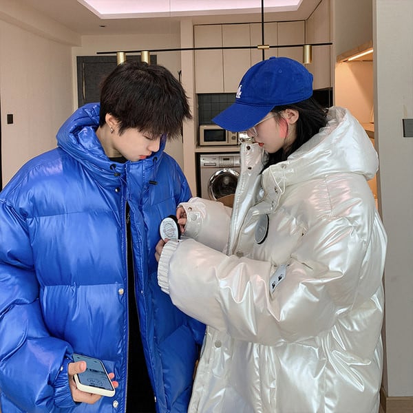 Ingyenes modell férfi kabát kapucnival és emblémával