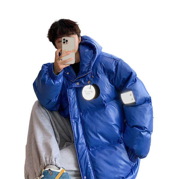 Ingyenes modell férfi kabát kapucnival és emblémával