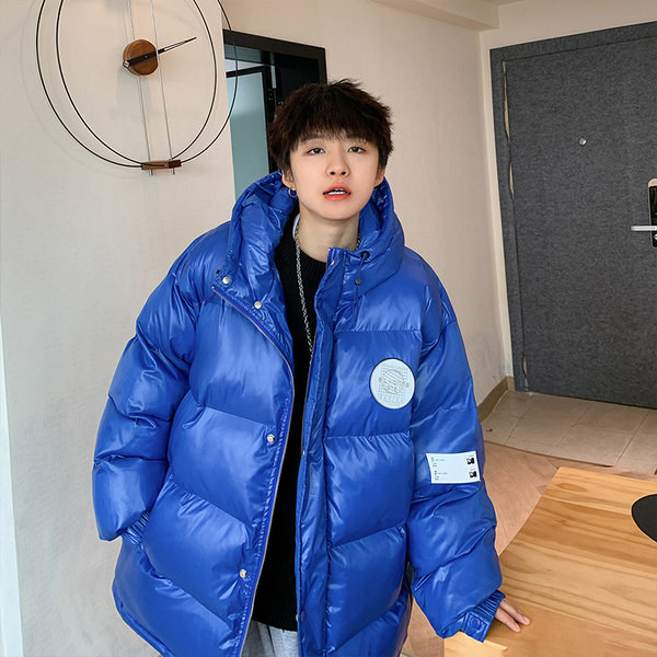 Ingyenes modell férfi kabát kapucnival és emblémával