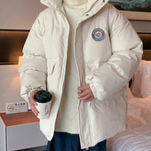 Téli férfi kabát emblémával és magas gallérral