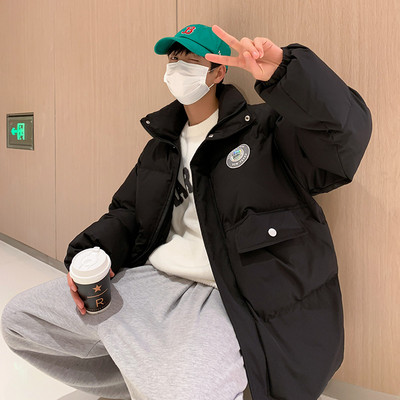 Téli férfi kabát emblémával és magas gallérral