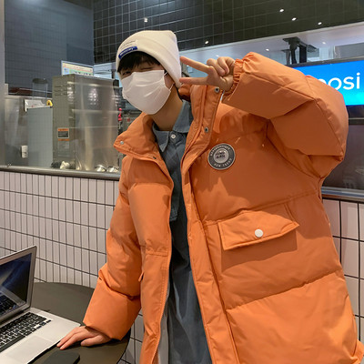 Téli férfi kabát emblémával és magas gallérral