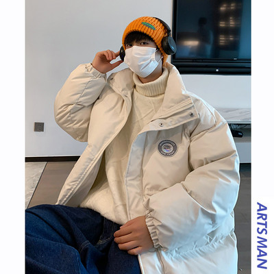 Téli férfi kabát emblémával és magas gallérral