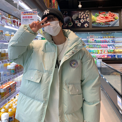 Téli férfi kabát emblémával és magas gallérral