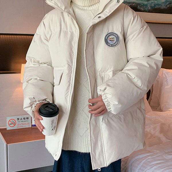 Téli férfi kabát emblémával és magas gallérral