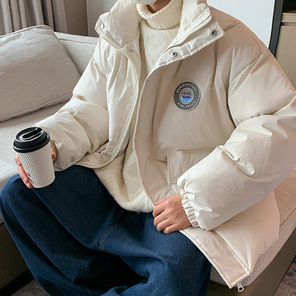 Téli férfi kabát emblémával és magas gallérral